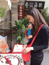 组图：倪妮惬意游古镇 模仿冯绍峰童年照秀恩爱