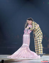 组图：徐小凤演唱会搞笑 调侃陈奕迅忘拉裤链