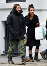 吉伦哈尔甩模特女友结新欢 神秘女烟不离手(图)