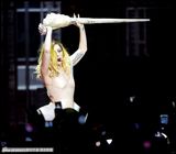 组图：LadyGaga透视乳贴造型化身风骚修女劲歌热舞