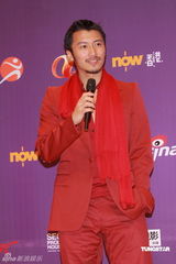 幻灯：香港金像奖后台 谢霆锋举奖杯满脸兴奋