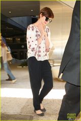 组图：海瑟薇休闲装现身机场 见狗仔低头快走
