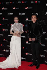 组图：2012新浪微博之夜红毯-情侣档李晨张馨予