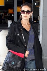 组图：卡米拉黑色风衣干练有型 流苏手袋优雅动感