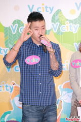 组图：朴宰范呼吁歌迷为海难祈祷 不知尼坤恋情