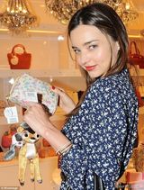 组图：米兰达机场欢乐淘货 缺席维秘灿烂依旧