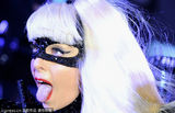 组图：Gaga跨年激情献唱 镂空面罩造型抢镜