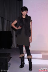 组图：许玮甯短靴超短裙秀美腿 展现复古风