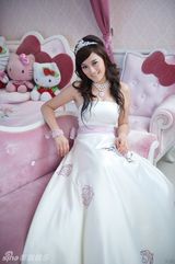 组图：牛丽燕梦幻写真曝光 展现高雅气质