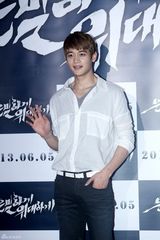 组图：裴勇俊捧场韩片首映 金贤重宋仲基齐亮相