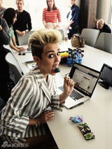 组图：麦莉露脐装电台宣传 吐舌大眼卖萌搞怪