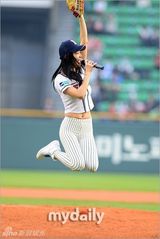 组图：韩国女艺人Clara担任棒球比赛开球嘉宾