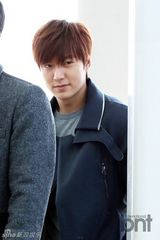 组图：李敏镐飞杭州代言 秀长腿笑容迷人