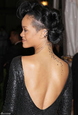 高清组图：蕾哈娜黑色露背礼服亮相时装庆典