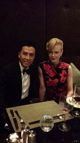 组图：甄子丹出席东方影都启动 与朋友相谈甚欢