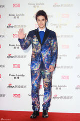 组图：蒋劲夫亮相街拍盛典红毯 夜景西服另类