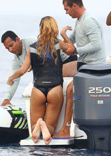 组图：蕾哈娜揩油新晋超模 咸猪手抚臀