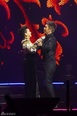 组图：沙宝亮北京开唱 揽宋祖英亲密起舞对唱