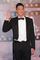 组图：张家辉黑燕尾服现身红毯 复古帅气