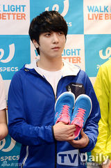 组图：CNBLUE出席粉丝会 运动装上阵帅气不减