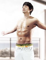 组图：韩星朱镇模拍内衣广告 裸露上半身秀健硕胸肌