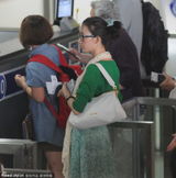 组图：林志玲素颜油皮似大婶 黑框镜发卡扮嫩