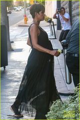 组图：47岁哈利贝瑞怀孕涨奶 透视裙现大肚轮廓