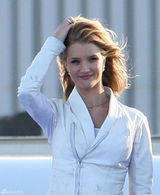 高清图：《变形金刚3》加州热拍 拉博夫成护花英雄