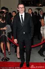 组图：安妮斯顿助阵导演工会奖 黑裙携男友秀恩爱