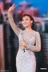 组图：陈思思开唱人气火爆 曾志伟主持twins任嘉宾