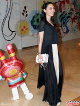 组图：白百何陈羽凡情侣装亮相 十指紧扣秀甜蜜