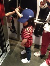 组图：王诗龄美国生活照曝光 戴棒球帽潮范十足