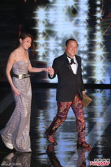 组图：曾志伟周秀娜上台颁发动作设计奖