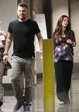 组图：梅根和老公出门看医生 大肚隆起魅力不减