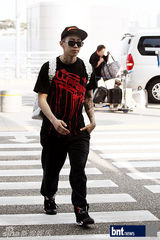 组图：韩歌手朴宰范赴美举行演唱会亮相机场