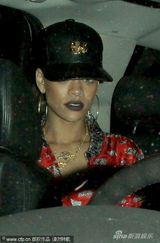 组图：蕾哈娜黑唇冷艳泡夜店 壮汉保镖贴身护驾