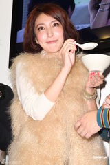 组图：杨谨华签售新剧写真 涉嫌抄袭韩剧