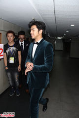 组图：陈柏霖获金钟奖视帝 吴奇隆为其颁奖