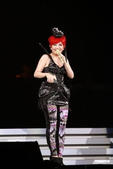 组图：梁静茹香港红馆个唱落幕 造型百变气氛热