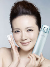 高清图：孟茜全新写真秀无痕肌肤 展露自信笑容