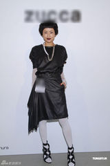 组图：徐濠萦出席时装展感受自然气息