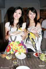 组图：曾志伟率众美女录美食节目 将开拍两部新戏 