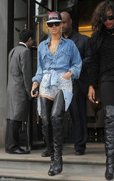 高清组图：蕾哈娜伦敦街拍牛仔短裤搭配高筒靴