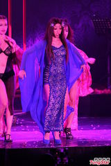 组图：幸田来未开唱变身蓝色妖姬 撅臀秀S曲线