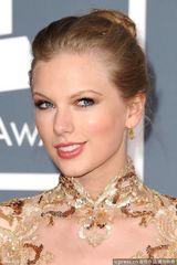 高清图：格莱美红毯泰勒-斯威夫特亮相俏丽可人