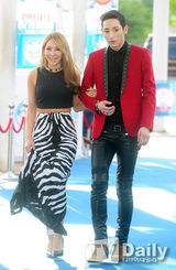 组图：神话李孝利等亮相20代选择颁奖礼蓝地毯