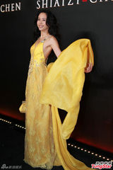 组图：莫文蔚低胸黄裙露美背 撩动裙摆展宫廷范