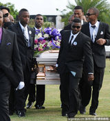 组图：蕾哈娜现身祖母葬礼 黑衣装扮神色哀伤