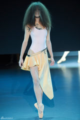 组图：荷兰芭蕾舞团时尚走秀 复古鬼魅感有趣