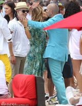 组图：洛佩兹拍新歌MV男友监场 绿色长裙秀美胸